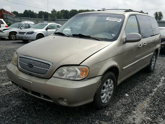 KNDUP131156642836 - 2005 KIA SEDONA EX TAN photo 2