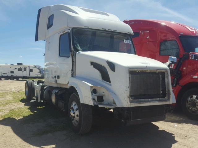 4V4NC9EH7FN934656 - 2015 VOLVO VN VNL WHITE photo 1