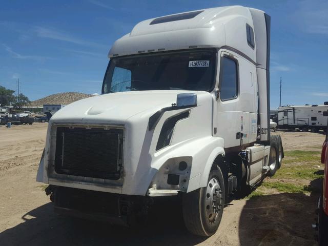 4V4NC9EH7FN934656 - 2015 VOLVO VN VNL WHITE photo 2