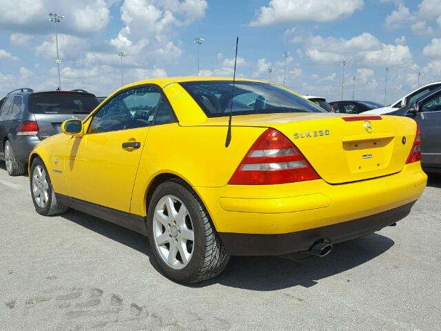 WDBKK47FXWF076429 - 1998 MERCEDES-BENZ SLK 230 KO YELLOW photo 3