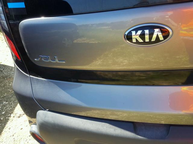 KNDJN2A29G7256673 - 2016 KIA SOUL GRAY photo 8