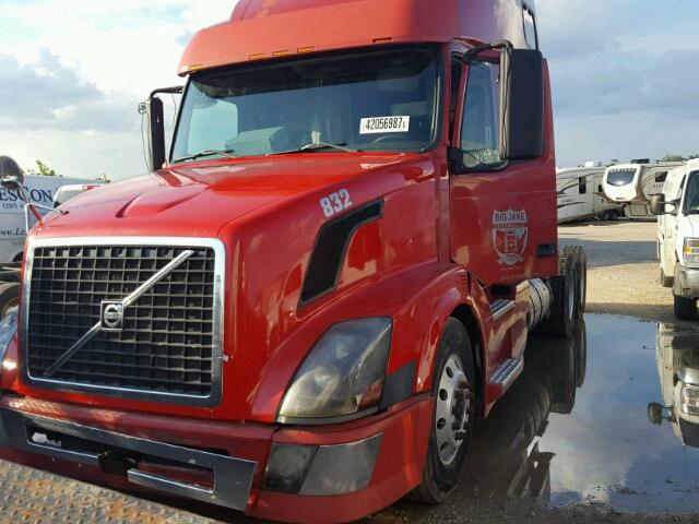 4V4NC9GH27N450330 - 2007 VOLVO VN RED photo 2