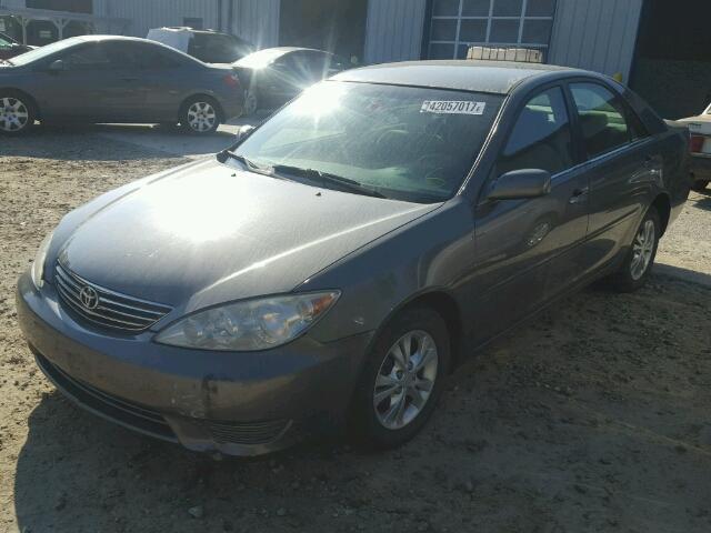 4T1BF32K35U615726 - 2005 TOYOTA CAMRY LE GRAY photo 2