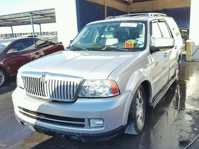 5LMFU28505LJ22043 - 2005 LINCOLN NAVIGATOR 银色 照片 2