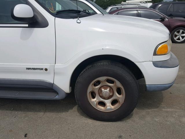 5LMPU28AXXLJ29702 - 1999 LINCOLN NAVIGATOR WHITE photo 9