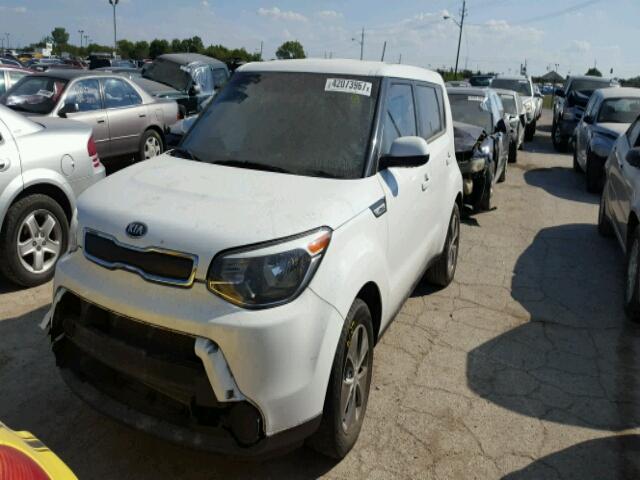 KNDJN2A21F7122304 - 2015 KIA SOUL WHITE photo 2