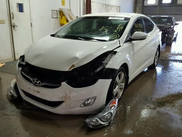 5NPDH4AE7DH298082 - 2013 HYUNDAI ELANTRA WHITE photo 2