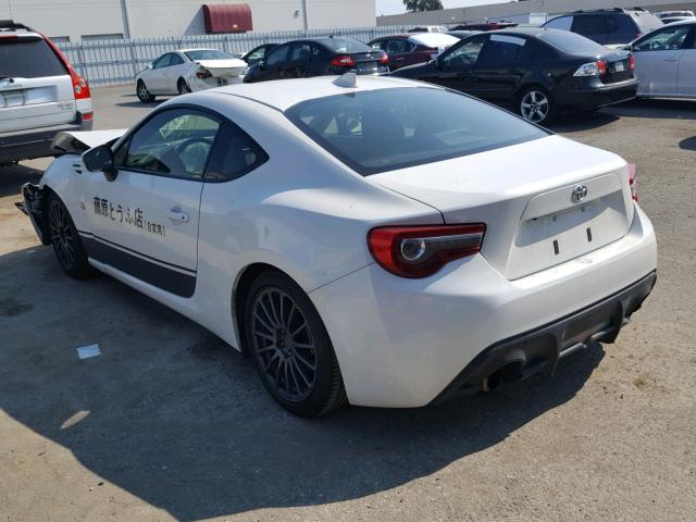 JF1ZNAA17H9709446 - 2017 TOYOTA 86 BASE WHITE photo 3