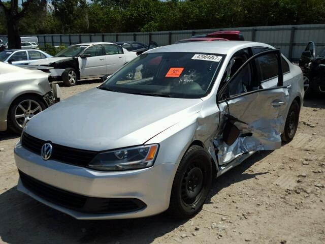 3VW2K7AJ3EM353112 - 2014 VOLKSWAGEN JETTA BASE SILVER photo 2