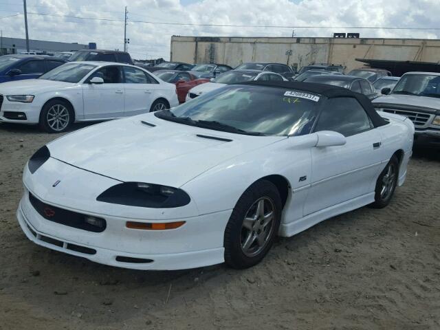 2G1FP32K7V2123542 - 1997 CHEVROLET CAMARO BAS თეთრი ფოტო 2