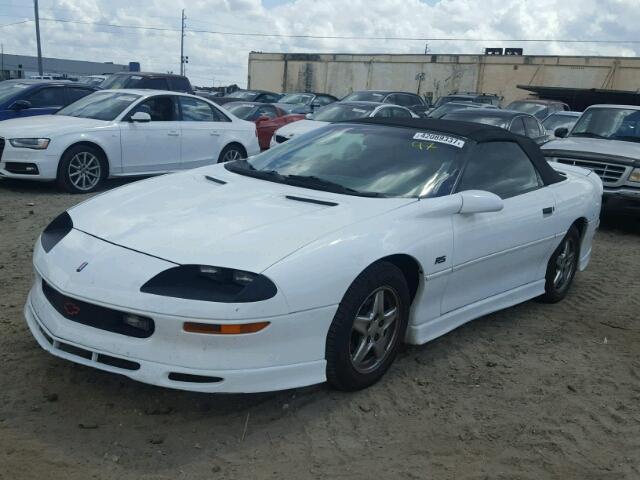 2G1FP32K7V2123542 - 1997 CHEVROLET CAMARO BAS WHITE photo 2