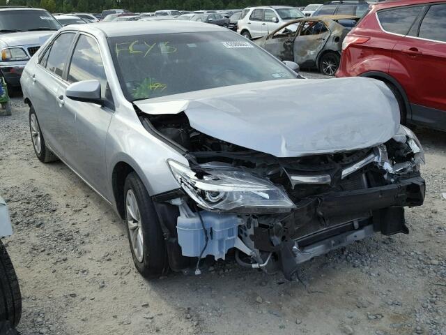 4T4BF1FK2FR474315 - 2015 TOYOTA CAMRY LE Silber Foto 1