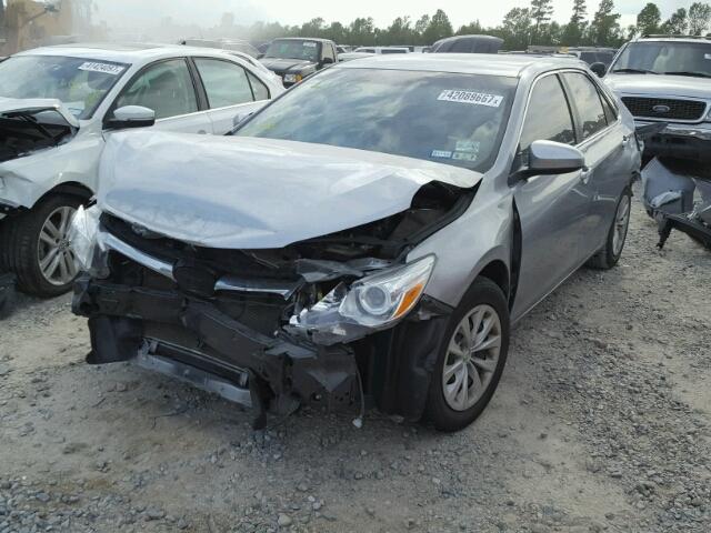 4T4BF1FK2FR474315 - 2015 TOYOTA CAMRY LE Silber Foto 2