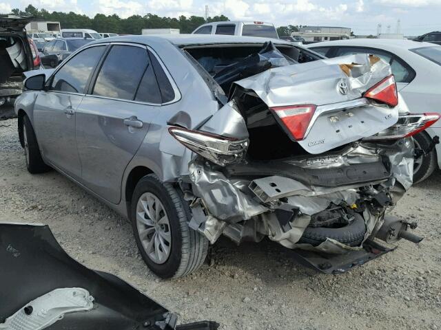 4T4BF1FK2FR474315 - 2015 TOYOTA CAMRY LE Silber Foto 3