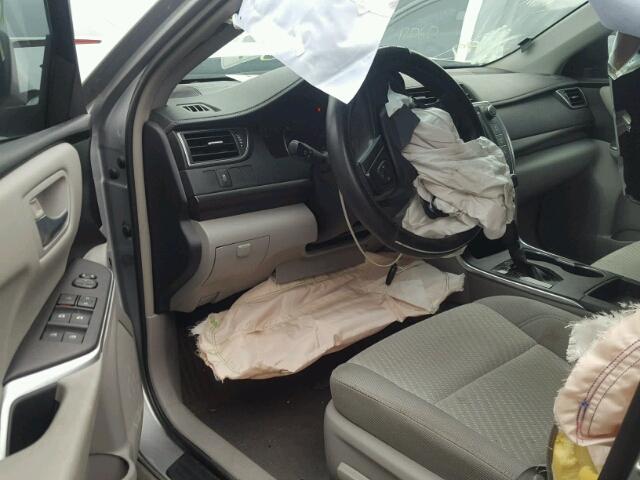 4T4BF1FK2FR474315 - 2015 TOYOTA CAMRY LE Silber Foto 9