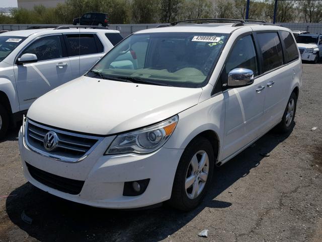 2V4RW6DX5AR231358 - 2010 VOLKSWAGEN ROUTAN SEL WHITE photo 2