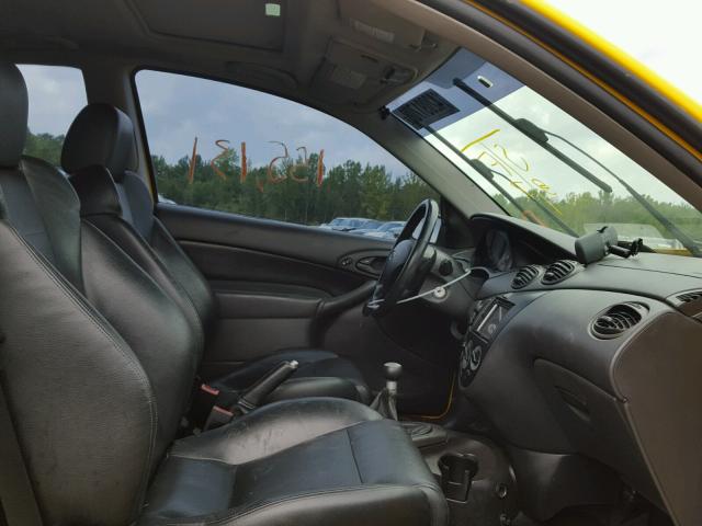 3FAHP39594R105324 - 2004 FORD FOCUS ZX3 YELLOW photo 5