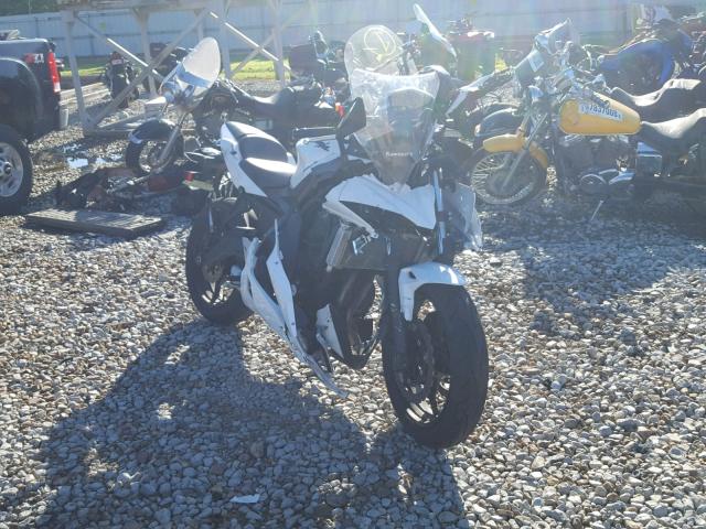 JKAEXEJ19HDA01431 - 2017 KAWASAKI EX650 J თეთრი ფოტო 1