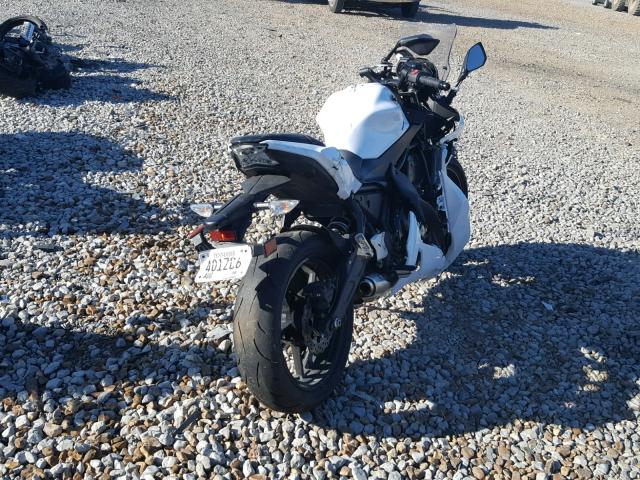 JKAEXEJ19HDA01431 - 2017 KAWASAKI EX650 J თეთრი ფოტო 4