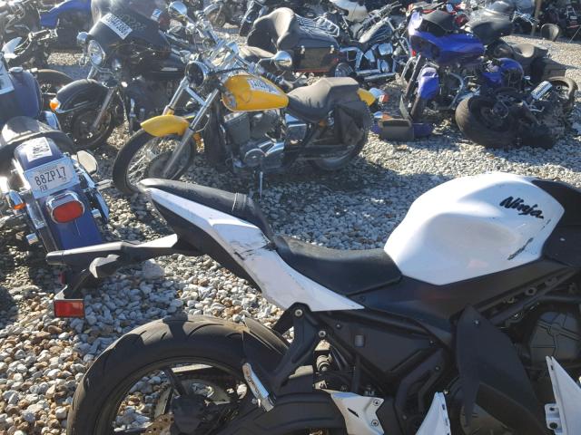 JKAEXEJ19HDA01431 - 2017 KAWASAKI EX650 J თეთრი ფოტო 6