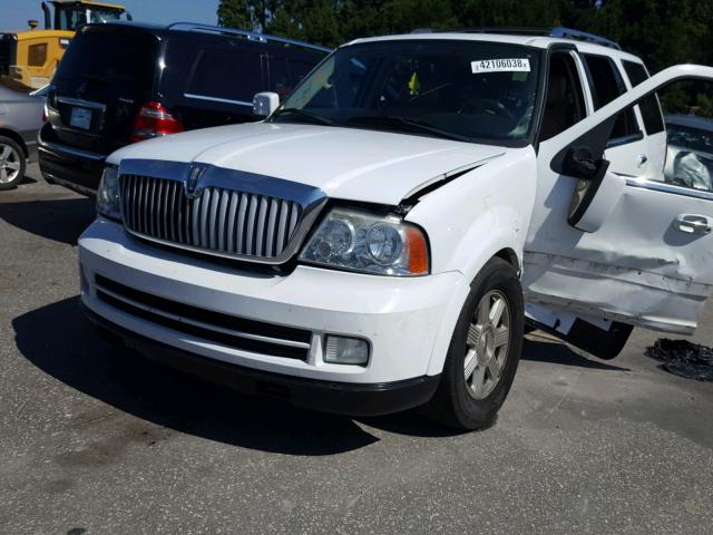 5LMFU27575LJ18055 - 2005 LINCOLN NAVIGATOR Beyaz fotoğraf 2