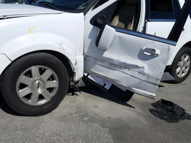 5LMFU27575LJ18055 - 2005 LINCOLN NAVIGATOR Beyaz fotoğraf 9