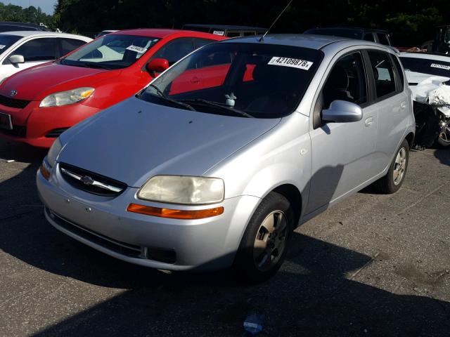 KL1TD66696B633469 - 2006 CHEVROLET AVEO BASE Srebrny zdjęcie 2