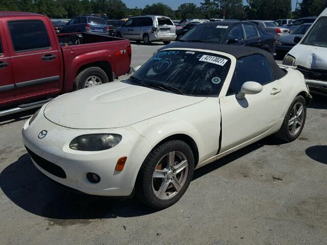 JM1NC25F860116478 - 2006 MAZDA MX-5 MIATA WHITE photo 2