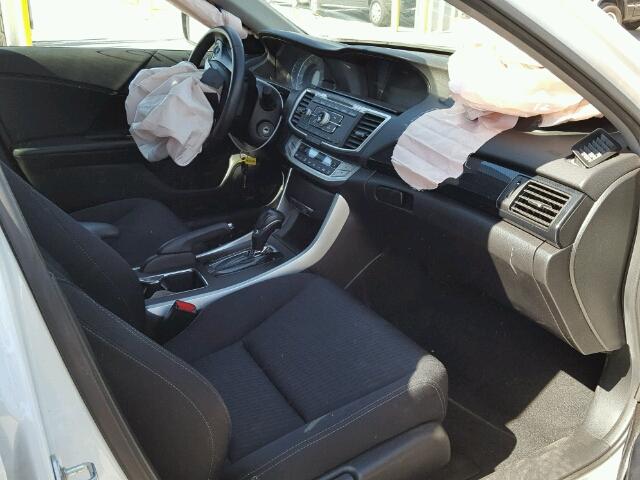 1HGCR2F56FA021781 - 2015 HONDA ACCORD WHITE photo 5