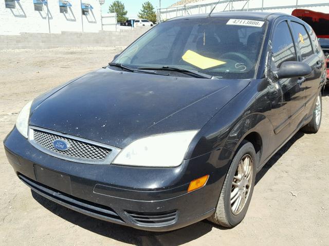 1FAFP37N46W169054 - 2006 FORD FOCUS ZX5 BLACK photo 2