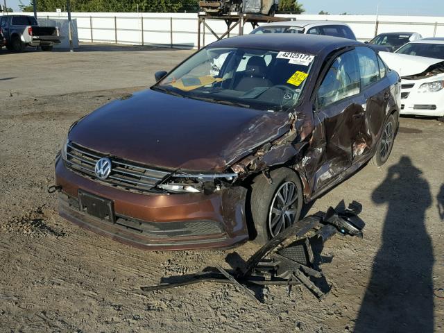 3VWD67AJ2GM369236 - 2016 VOLKSWAGEN JETTA BROWN photo 2