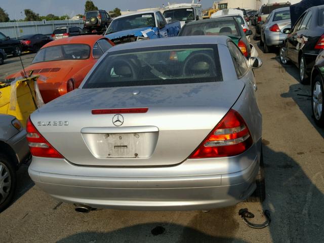 WDBKK49F61F220242 - 2001 MERCEDES-BENZ SLK 230 KO SILVER photo 6