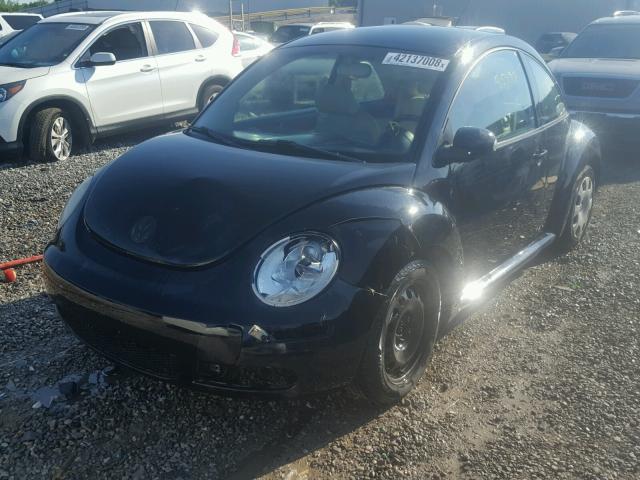 3VWPW3AG6AM021070 - 2010 VOLKSWAGEN NEW BEETLE 黑色 照片 2