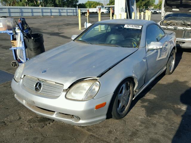 WDBKK65F71F201166 - 2001 MERCEDES-BENZ SLK 320 SILVER photo 2