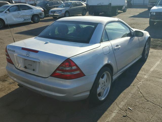 WDBKK65F71F201166 - 2001 MERCEDES-BENZ SLK 320 SILVER photo 4