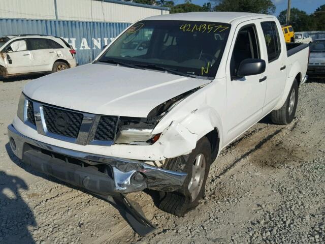 1N6AD07U58C414142 - 2008 NISSAN FRONTIER C WHITE photo 2