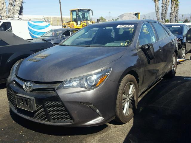 4T1BF1FK3FU042309 - 2015 TOYOTA CAMRY LE GRAY photo 2