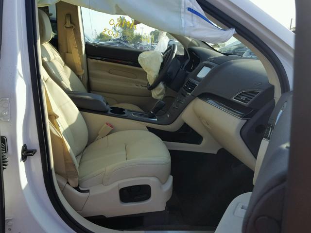 2LMHJ5AT8GBL02232 - 2016 LINCOLN MKT WHITE photo 5