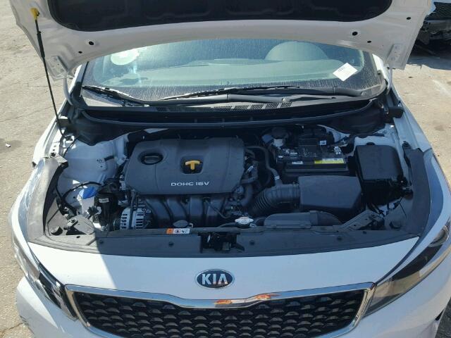 3KPFK4A79HE076424 - 2017 KIA FORTE LX WHITE photo 7