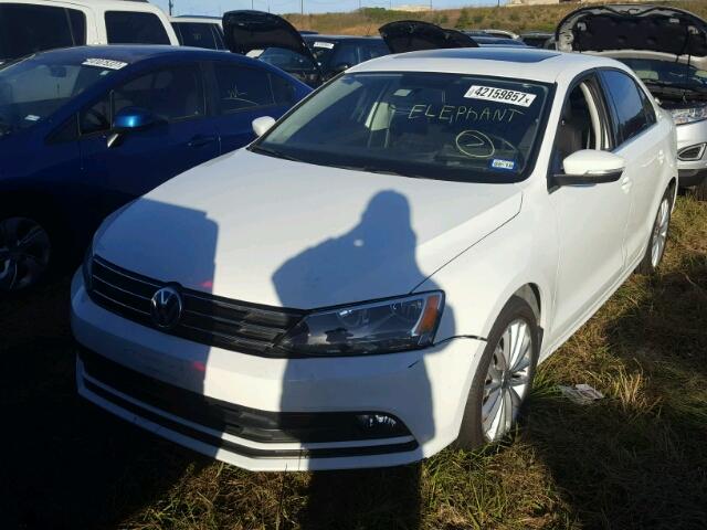 3VWD07AJXFM295919 - 2015 VOLKSWAGEN JETTA WHITE photo 2