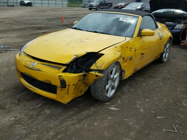 JN1AZ36AX5M752125 - 2005 NISSAN 350Z ROADS YELLOW photo 2