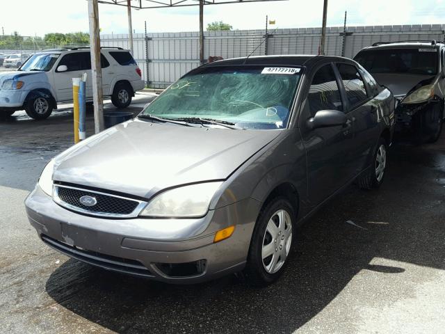 1FAFP34N45W285020 - 2005 FORD FOCUS ZX4 GRAY photo 2