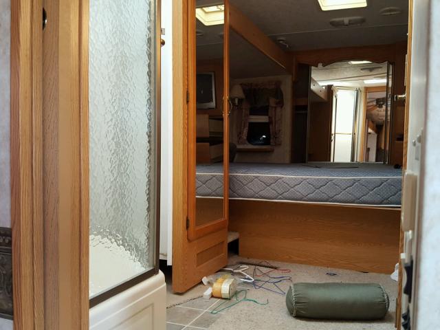 4YDF329255D515588 - 2006 KEYSTONE MONTANA WHITE photo 5