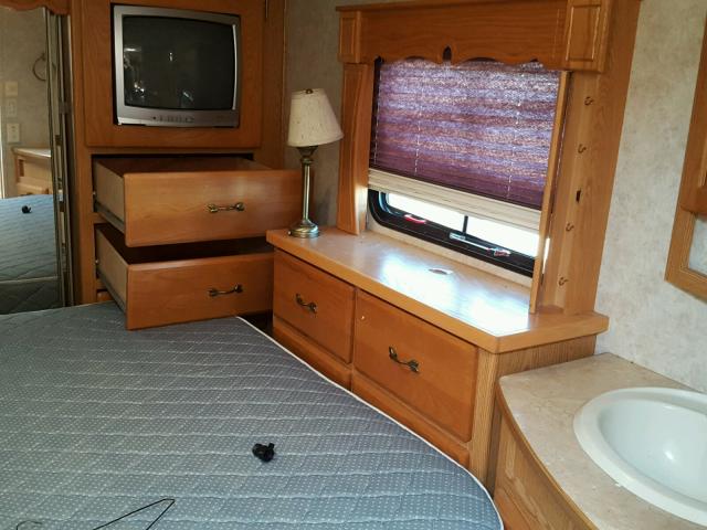 4YDF329255D515588 - 2006 KEYSTONE MONTANA WHITE photo 8