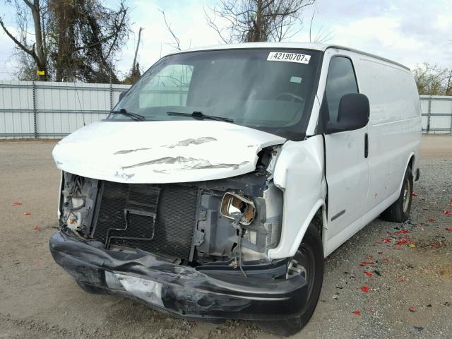 1GTHG35R521233148 - 2002 GMC SAVANA G35 WHITE photo 2