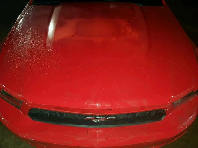 1ZVBP8AM6B5109389 - 2011 FORD MUSTANG RED photo 7