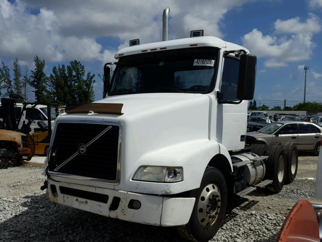 4V4MC9GG17N456378 - 2007 VOLVO VN VNM WHITE photo 2