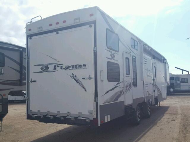 4YDF40524AF810087 - 2010 KEYSTONE FUZION WHITE photo 4