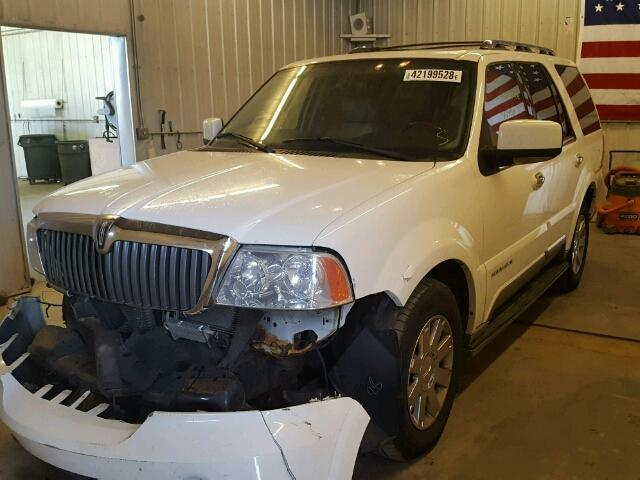 5LMFU28R94LJ39327 - 2004 LINCOLN NAVIGATOR Weiß Foto 2