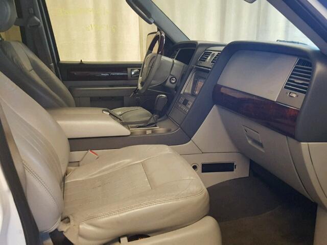 5LMFU28R94LJ39327 - 2004 LINCOLN NAVIGATOR Weiß Foto 5